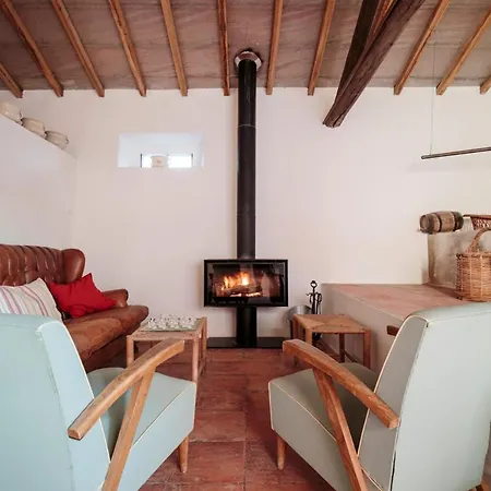 Вилла Sleeps 6 With Pool And Wifi
